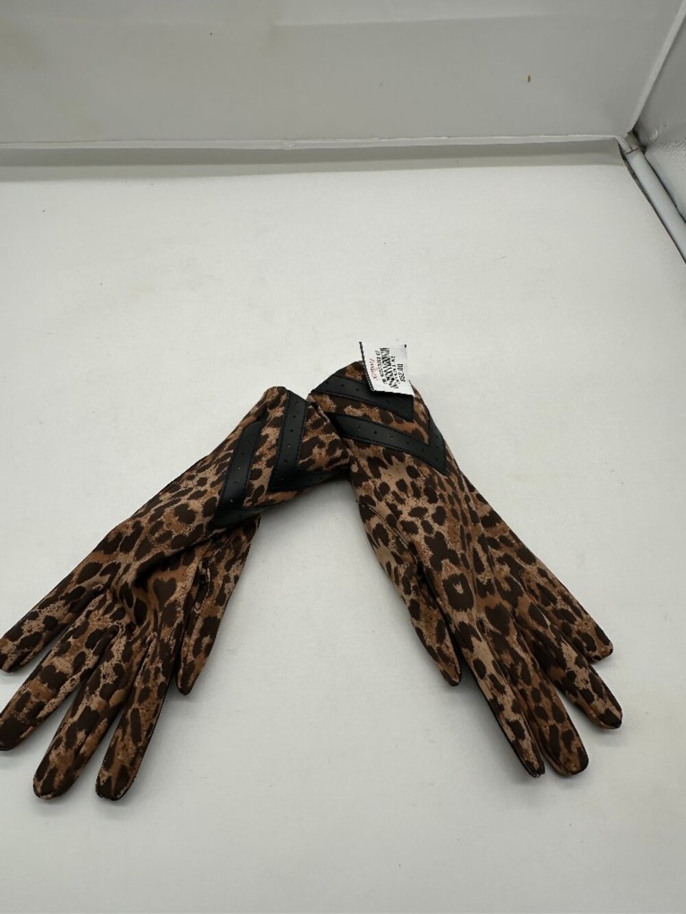New NWT Isotoner Womens Leopard Print Gloves Winter Outerwear Black Fingers S/M